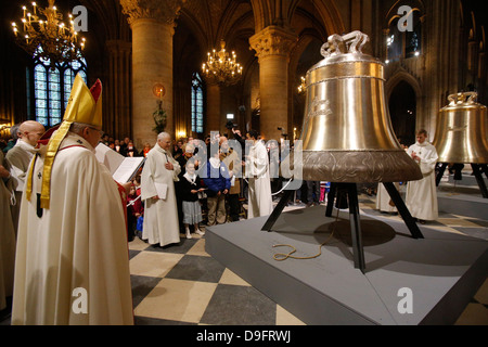 Le campane di bronzo nella navata centrale durante una benedizione da Monsignor André Vingt-Trois, su 850° anniversario, Notre Dame, Paris, Francia Foto Stock