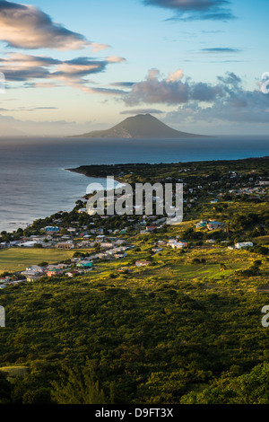 Vista di St. Eustatius da Brimstone Hill Fortress, Saint Kitts, Saint Kitts e Nevis, Isole Sottovento, West Indies, dei Caraibi Foto Stock