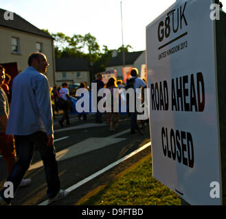 Belfast , Irlanda del Nord. 17 Giugno, 2013. G8 RECAP - Migliaia di anti-G8 manifestanti hanno fatto il loro modo per le recinzioni perimetrali in Enniskillen per mostrare la loro rabbia per i leader del G8/ Credito: Kevin Scott/Alamy Live News Foto Stock