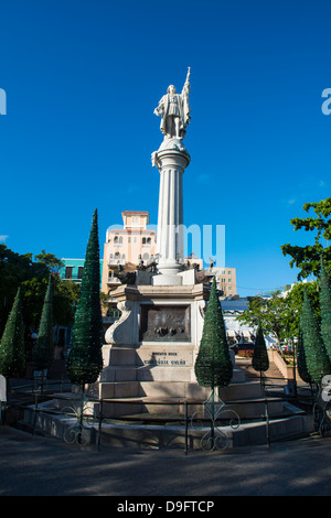 Fontana in una piazza nel centro storico della città di Puerto Rico, West Indies, dei Caraibi Foto Stock