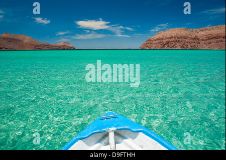 Piccola barca in acque turchesi all isola di Espiritu Santo, Baja California, Messico Foto Stock