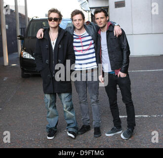 Tom Fletcher, Danny Jones e Harry Judd di McFly al di fuori della ITV Studios di Londra - Inghilterra - 07.03.11 Foto Stock