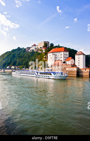 La nave di crociera passando sul fiume Danubio, Passau, Baviera, Germania Foto Stock