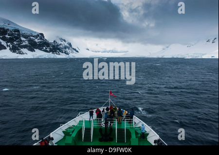 Nuvole scure su montagne e ghiacciai di Port Lockroy stazione di ricerca, l'Antartide, regioni polari Foto Stock