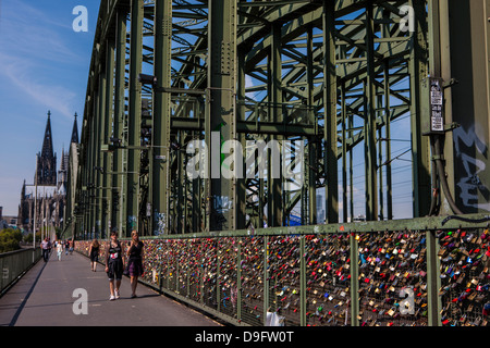 Ponte sul Reno e Cattedrale di Colonia sul Reno, Colonia, nella Renania settentrionale-Vestfalia, Germania Foto Stock