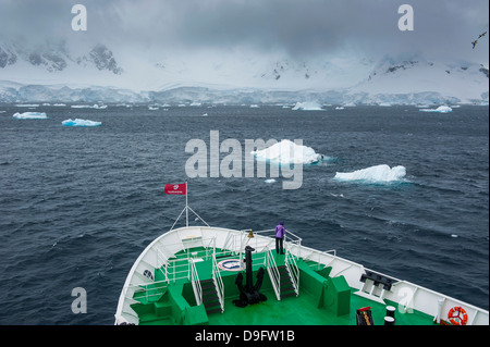 Nuvole scure su montagne e ghiacciai di Port Lockroy stazione di ricerca, l'Antartide, regioni polari Foto Stock