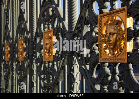 Porte del Palazzo Reale di Torino (Palazzo Reale) goffrato con un simbolo di Medusa di respingere gli intrusi, Torino, Piemonte, Italia Foto Stock