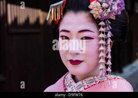 Tradizionalmente condita geishe nel vecchio quartiere di Kyoto, Giappone Foto Stock