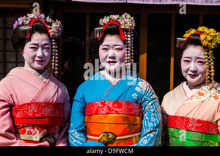 Tradizionalmente condita geishe nel vecchio quartiere di Kyoto, Giappone Foto Stock