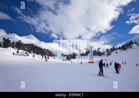 Gli sciatori sulle piste a Belle Plagne, La Plagne, Savoie, sulle Alpi francesi, Francia Foto Stock