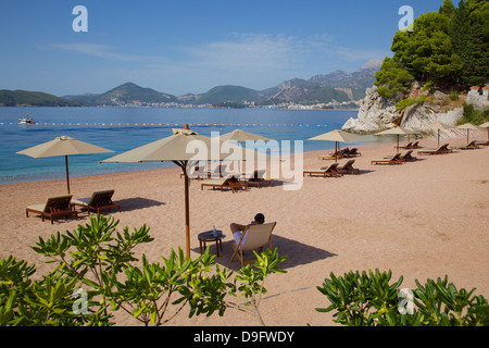 Spiaggia scena, Sveti Stefan, Baia di Budva, Riviera di Budva, Montenegro Foto Stock