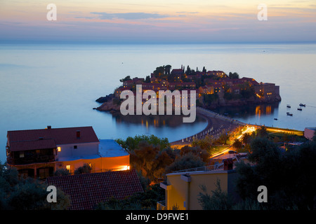 Sveti Stefan dopo il tramonto, Baia di Budva, Riviera di Budva, Montenegro Foto Stock