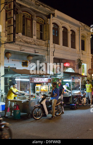 Notte bancarelle prodotti alimentari in Chinatown, Georgetown, Pulau Penang, Malaysia, sud-est asiatico Foto Stock