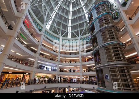 Suria KLCC Shopping Mall vicino alle Torri Petronas, Kuala Lumpur, Malesia, sud-est asiatico Foto Stock