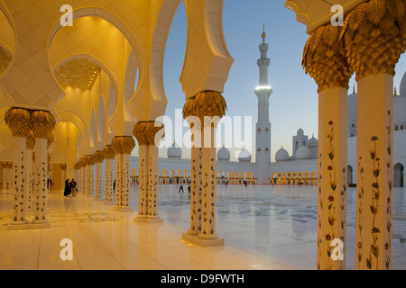 Sheikh Zayed Bin Sultan Al Nahyan Mosque al crepuscolo, Abu Dhabi, Emirati Arabi Uniti, Medio Oriente Foto Stock