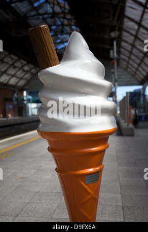 Un grande plastico crema di ghiaccio Foto Stock