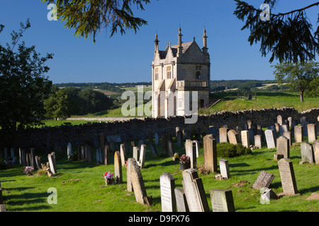 Sagrato della Chiesa di San Giacomo e lodge giacobino, Chipping Campden, Gloucestershire, Cotswolds, England, Regno Unito Foto Stock