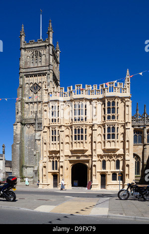 Chiesa di San Giovanni Battista e il XV secolo a sud portico, Cirencester Gloucestershire, England, Regno Unito Foto Stock