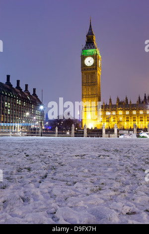 La Casa del Parlamento e dal Big Ben nella neve, la piazza del Parlamento, Westminster, London, England, Regno Unito Foto Stock