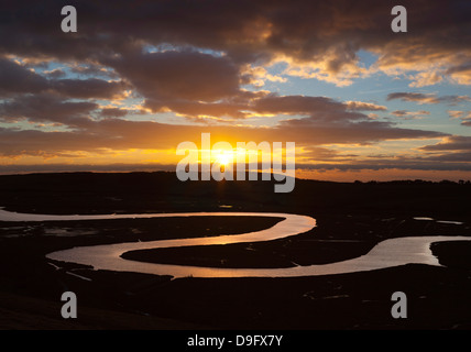 Cuckmere meandri fluviali al tramonto, vicino a Seaford, South Downs National Park, East Sussex, England, Regno Unito Foto Stock