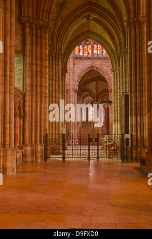 Un corridoio nella basilica di Saint Denis a Parigi, Francia Foto Stock