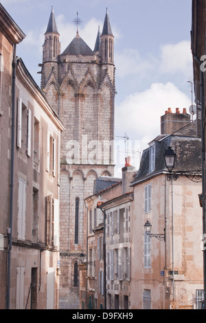 Le stradine di Poitiers con la cattedrale in background, Poitiers, Vienne, Poitou-Charentes, Francia Foto Stock