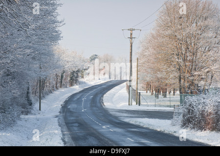 Una coperta di neve strada vicino a Villefranche-sur-Cher, Loir-et-Cher, Centre, Francia Foto Stock
