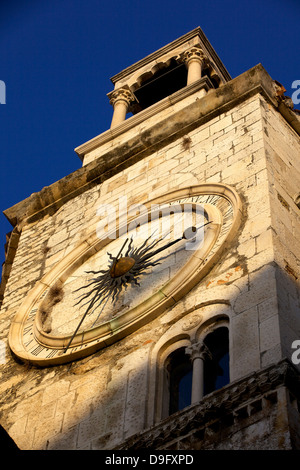 Torre dell Orologio medievale con la meridiana di piazza del Popolo Narodni trg, Città Vecchia, Split, Dalmazia, Croazia Foto Stock