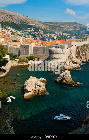 Dubrovnik Città Vecchia e le mura della città, sito Patrimonio Mondiale dell'UNESCO, da Fort Lovrijenac, Dubrovnik, Dalmazia, Croazia Foto Stock