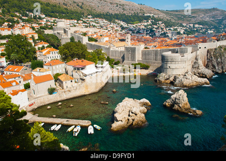 Dubrovnik Città Vecchia e le mura della città, sito Patrimonio Mondiale dell'UNESCO, da Fort Lovrijenac, Dubrovnik, Dalmazia, Croazia Foto Stock