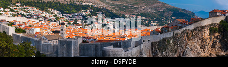 Dubrovnik e le mura della città, sito Patrimonio Mondiale dell'UNESCO, da Fort Lovrijenac, Dubrovnik, Dalmazia, Croazia Foto Stock