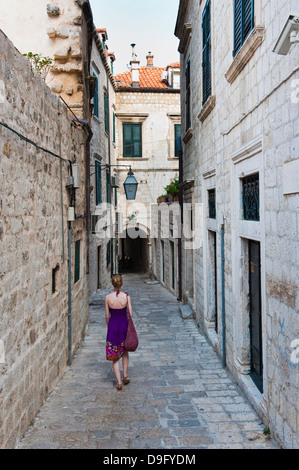 Dubrovnik Città Vecchia, un turista a piedi lungo una stretta strada laterale, Dubrovnik, Croazia Foto Stock