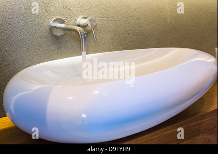 Il lavandino del bagno con acqua corrente Foto Stock