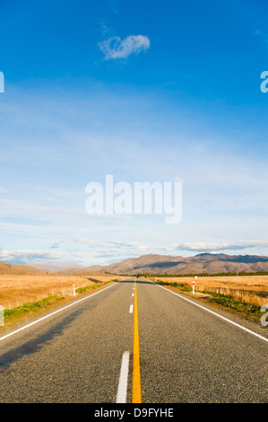 Lunga strada diritta in Otago, Isola del Sud, Nuova Zelanda Foto Stock