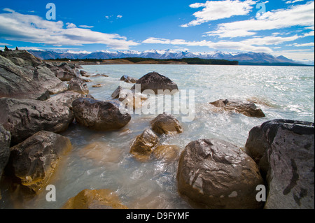 Lago Pukaki e delle montagne innevate, Aoraki Parco nazionale di Mount Cook, Sito Patrimonio Mondiale dell'UNESCO, Isola del Sud, Nuova Zelanda Foto Stock