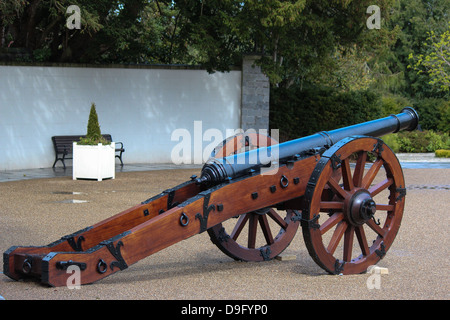 Nella foto è un cannone in piedi nella parte anteriore del Centro Visitatori della Battaglia del Boyne museum, Drogheda, Irlanda. Foto Stock