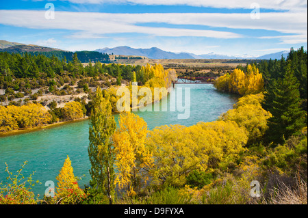 Caravan attraversando un ponte sul fiume Clutha in autunno, Wanaka, Isola del Sud, Nuova Zelanda Foto Stock