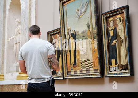 Le persone che visualizzano i dipinti, il Musee du Louvre a Parigi, Francia - Jan 2012 Foto Stock