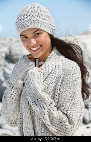 Bella donna godendo sulla spiaggia in inverno Foto Stock