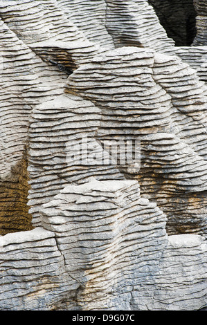 Modelli di roccia a Pancake Rocks, Punakaiki, nella costa occidentale dell'Isola del Sud, Nuova Zelanda Foto Stock