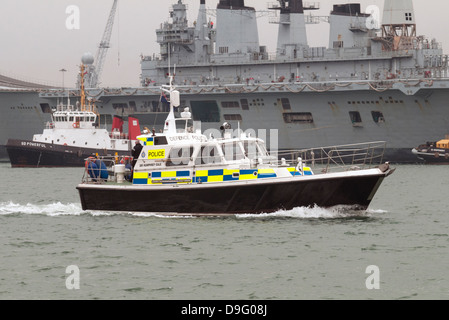 MOD di lancio di polizia Sir Humphrey Gale di pattuglia in Portsmouth Porto con HMS Ark Royal per il suo ultimo viaggio. Foto Stock