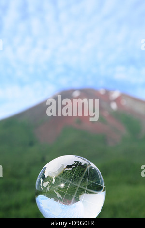 Globo di cristallo e il Monte Fuji Foto Stock