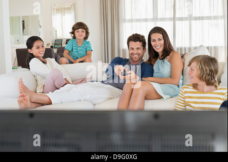 Famiglia di guardare la televisione Foto Stock
