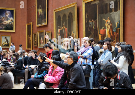 Le persone che visualizzano i dipinti, il Musee du Louvre a Parigi, Francia - Jan 2012 Foto Stock