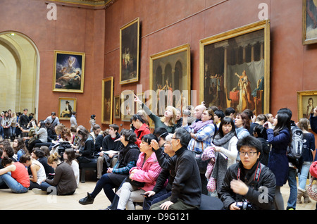 Le persone che visualizzano i dipinti, il Musee du Louvre a Parigi, Francia - Jan 2012 Foto Stock