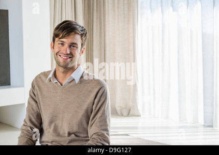 Ritratto di un uomo sorridente Foto Stock