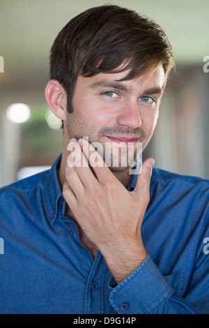 Ritratto di un uomo sorridente Foto Stock