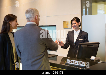 Azienda giovane controllo in hotel Foto Stock