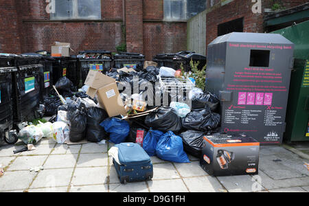 Brighton, Regno Unito. Il 19 giugno 2013. La spazzatura si accumula nelle strade di Brighton come Cityclean binmen lo sciopero prende una porzione di presa . Il consiglio dei lavoratori e GMB europea membri sono in sciopero per sei giorni e ora sono attesi per essere fuori per un'altra settimana come la loro controversia continua con la Brighton e Hove City Council Foto Stock