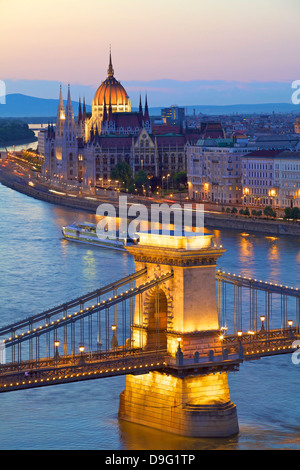 Il Ponte della Catena, Il Fiume Danubio e il Parlamento ungherese al crepuscolo, Sito Patrimonio Mondiale dell'UNESCO, Budapest, Ungheria Foto Stock